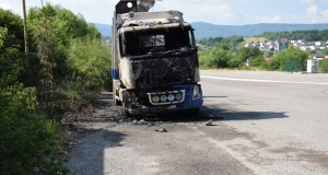 Nákladné auto polial a zapálil