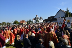 Pohrebných obradov sa zúčastnilo obrovské množstvo veriacich